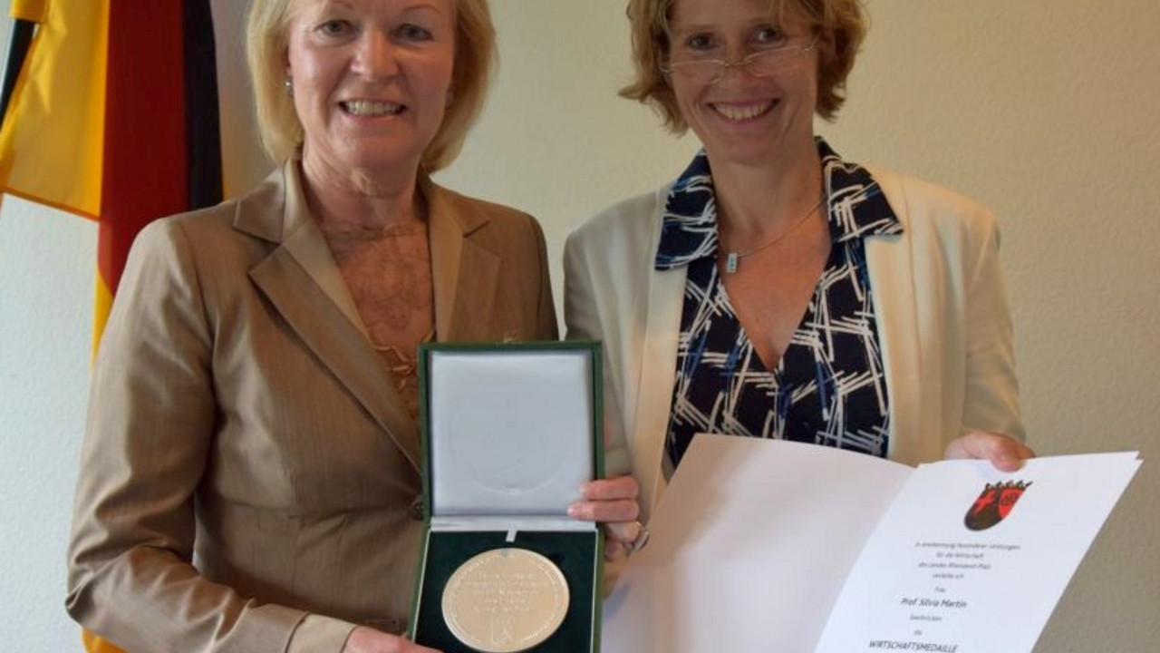 Silvia Martin und Wirtschaftsministerin Eveline Lemke; Foto: Wirtschaftsministerium RLP