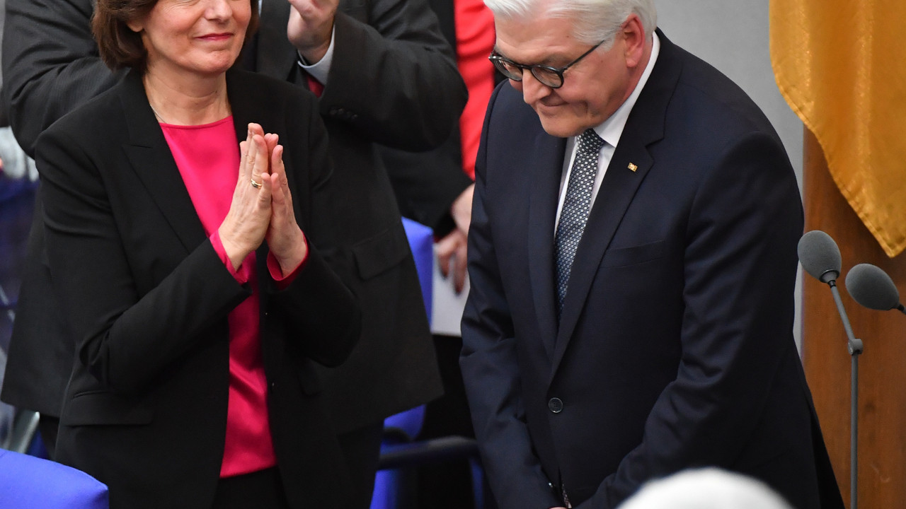 Applaus für den gerade vereidigten neuen Bundespräsidenten Frank-Walter Steinmeier