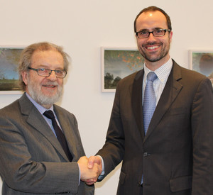 Der Chef der Staatskanzlei, Staatssekretär Clemens Hoch, mit dem Botschafter der Republik Argentinien, Daniel Polski