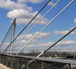 Die Fußgängerbrücke in Kehl verbindet Deutschland und Frankreich