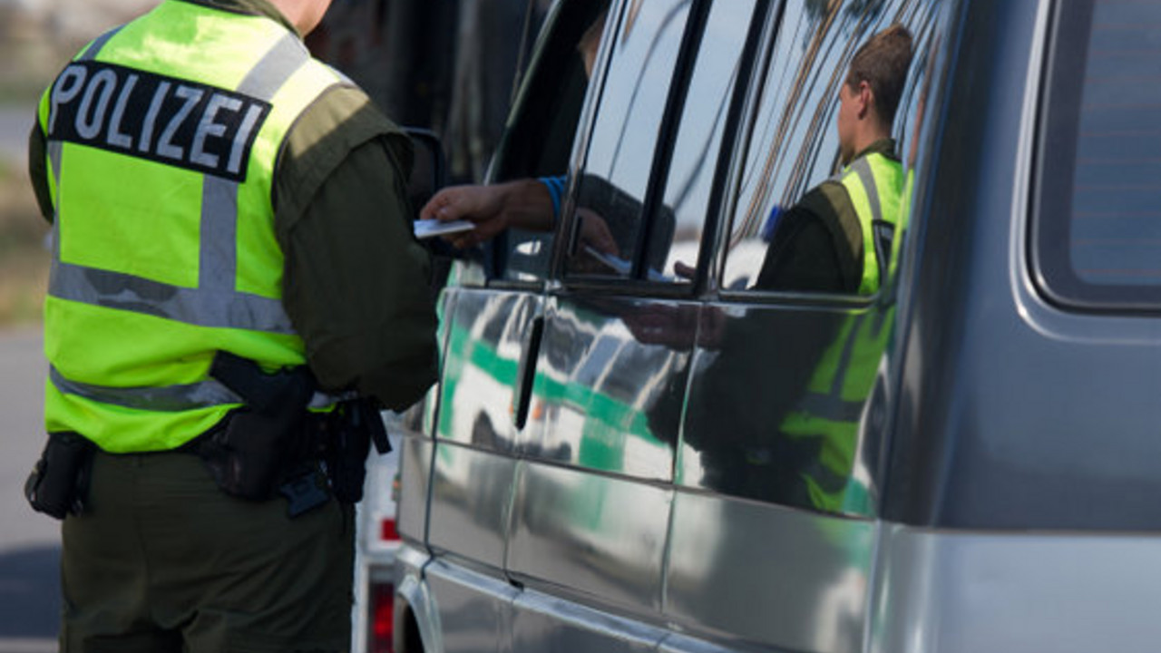 Polizei kontrolliert Fahrzeug; Bild: rlp-Archiv, dpa