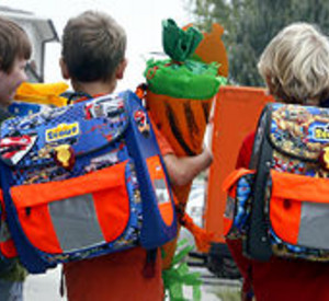 Kinder mit Schulranzen