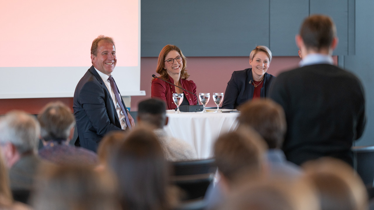 Innenstaatssekretär Randolf Stich und Arbeitsministerin Sabine Bätzing-Lichtenthäler im Gespräch mit den JAVen