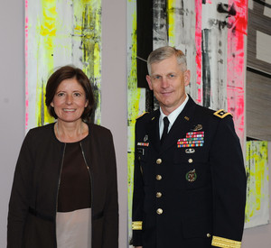 Ministerpräsidentin Malu Dreyer verabschiedet General Campbell; Bild: Kristina Schaefer