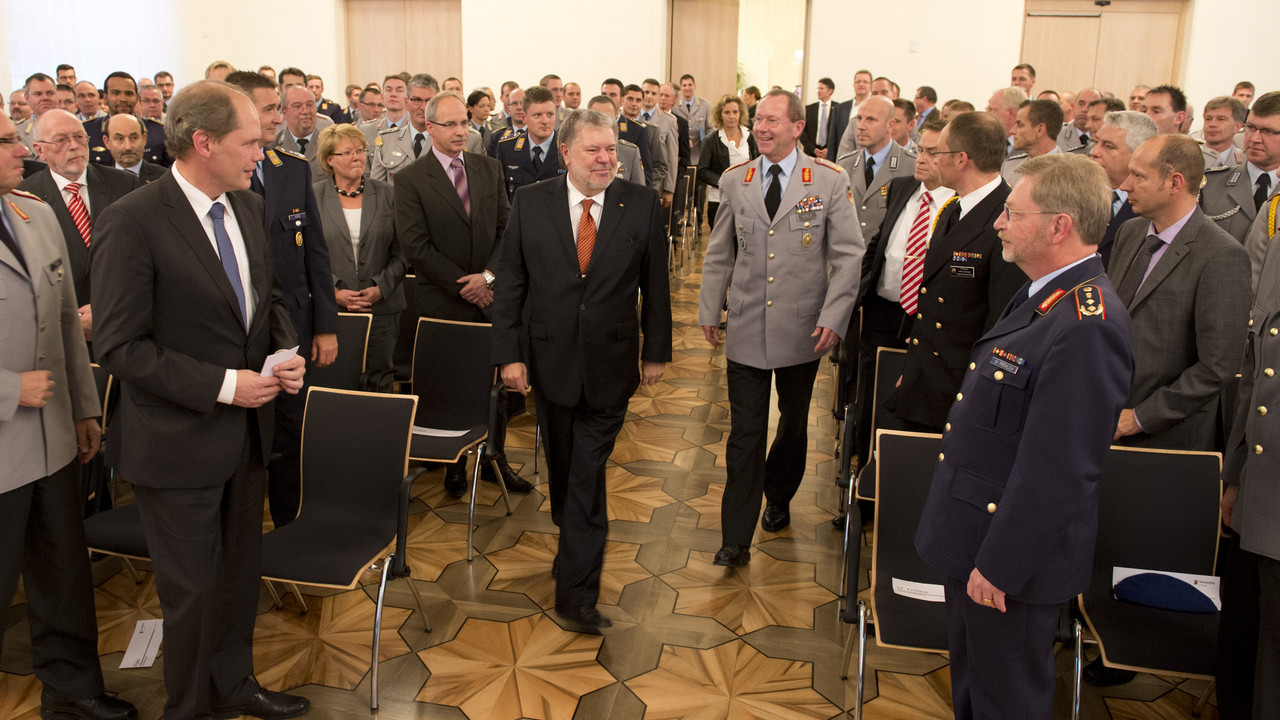 Ministerpräsident Kurt Beck und Generalmajor Gerhard Stelz betreten den Festsaal; Bild: Peter Pulkowski / © Staatskanzlei