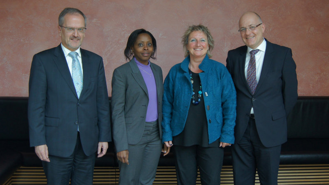 v.l.n.r.: Werner Keggenhoff, Präsident des Landesamtes für Soziales, Jugend und Versorgung, Christine Nkulikiyinka, Botschafterin Ruandas, Irene Alt, Jugendministerin, Pfarrer Albrecht Bähr, Vorsitzender des Landesjugendhilfeauschusses; Bild: lsjv.rlp.