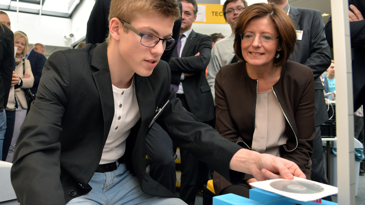 Benedikt Wagner zeigt der Ministerpräsidentin seine Erfindung; Bild: Tittel