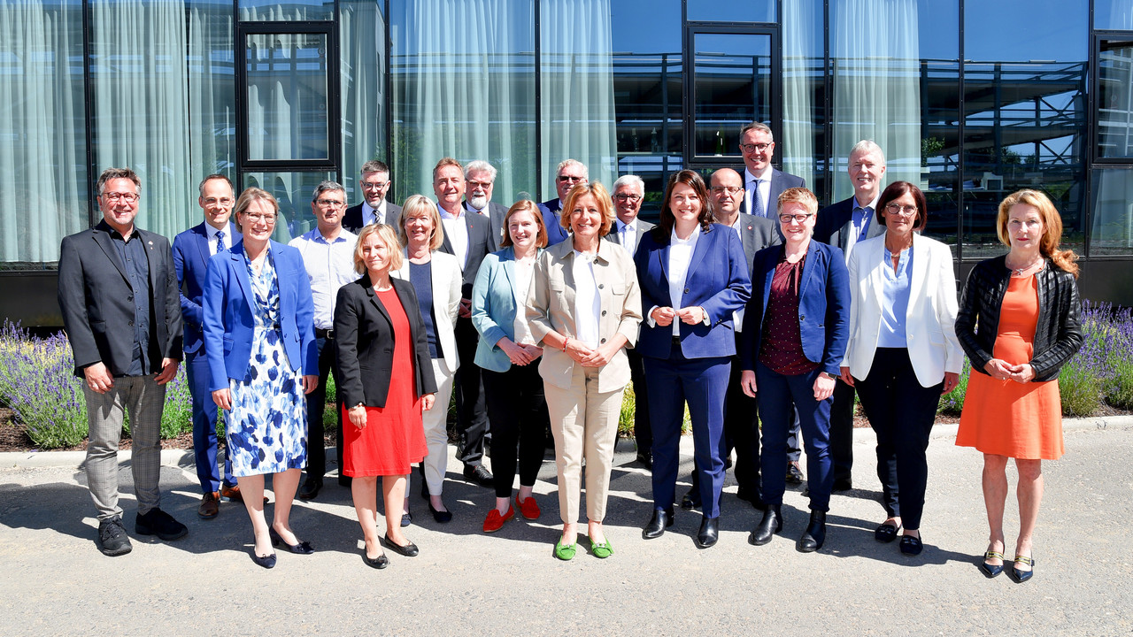 Die rheinland-pfälzische Landesregierung mit den Spitzen des DGB Rheinland-Pfalz/Saarland.