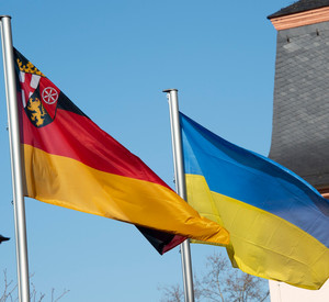 Die ukrainische Flagge an der Staatskanzlei Rheinland-Pfalz 
