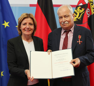 Ministerpräsidentin Malu Dreyer überreicht Bundesverdienstkreuz an Arbeitsforscher Prof. Dr. Klaus J. Zink.