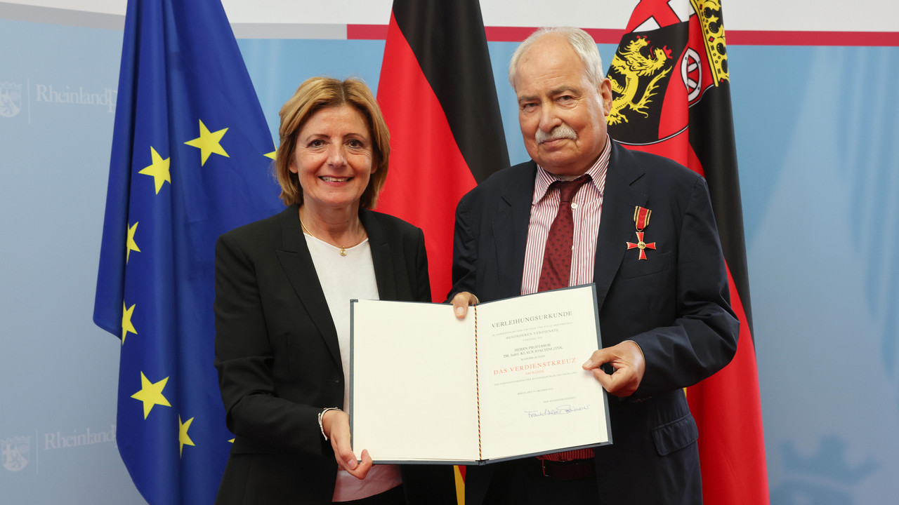 Ministerpräsidentin Malu Dreyer überreicht Bundesverdienstkreuz an Arbeitsforscher Prof. Dr. Klaus J. Zink.
