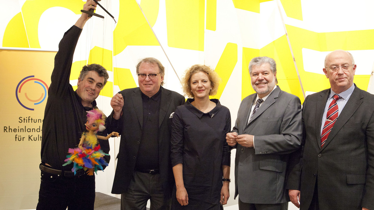 vlnr. Markus Dorner (Museumsleiter PuK Bad Kreuznach), Kulturstaatssekretär Walter Schumacher, Dr. Annette Ludwig (Direktorin des Gutenberg-Museums), Ministerpräsident Kurt Beck, Edmund Elsen (Geschäftsführer der Stiftung Rheinland-Pfalz für Kultur);