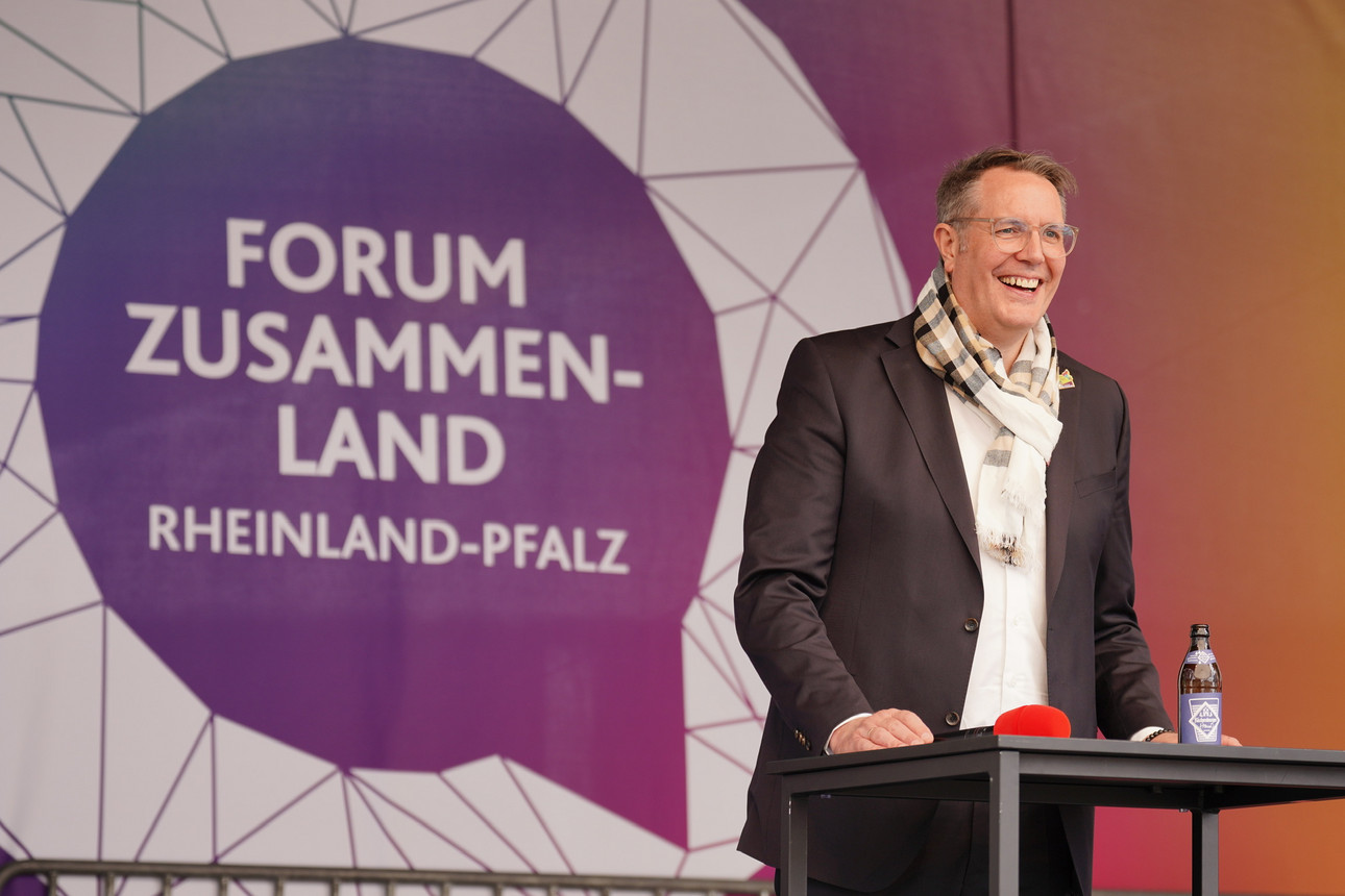 Ministerpräsident Alexander Schweitzer beim Jugendtalk auf dem Rheinland-Pfalz-Tag in Neustadt an der Weinstraße