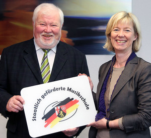 Der Vorsitzende des Landesverbandes der Musikschulen, Jürgen Hurrle, und Bildungsministerin Doris Ahnen stellen die neuen Förderrichtlinien für Musikschulen vor. Bild: MBWWK