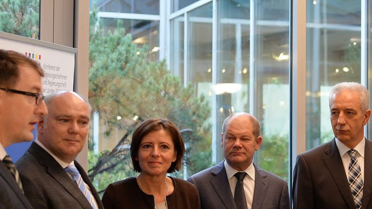 Malu Dreyer bei der Übergabe des Konvergenz-Gutachtens; Bild: brandenburg.de