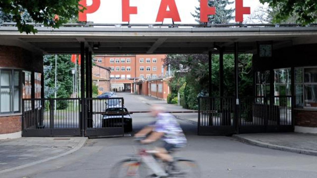 Ein Radfahrer vor dem Eingangstor zum Pfaff-Gelände in Kaiserslautern.