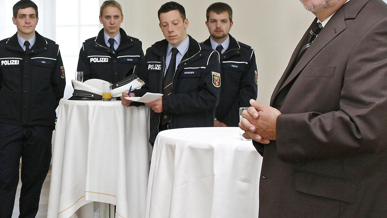 Beck begrüßt Polizeianwärter; Bild: Vu