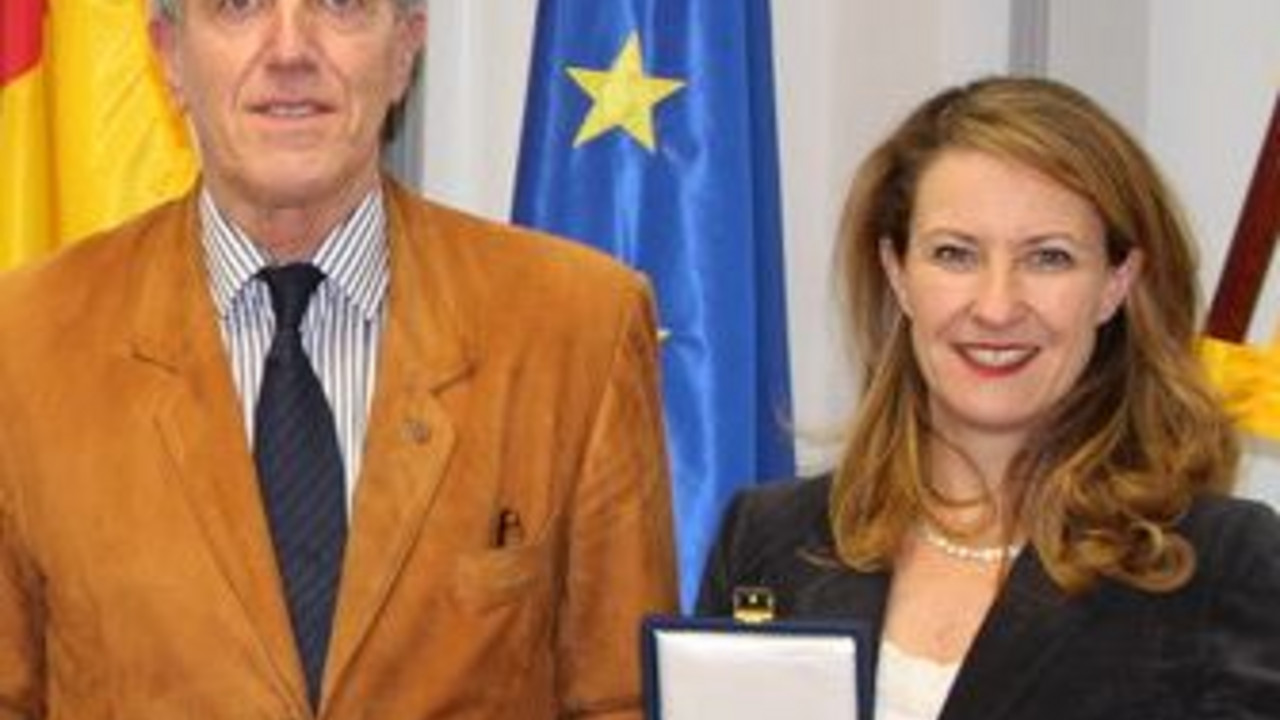 Innenstaatssekretärin Heike Raab hat dem Präsidenten des Skiverbandes Rheinland, Jörg Weißgerber, die Sportplakette des Landes überreicht. Bild: ISIM