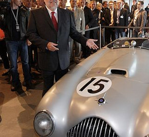 Ministerpräsident Kurt Beck bei der Eröffnung am Nürburgring; Bild: dpa