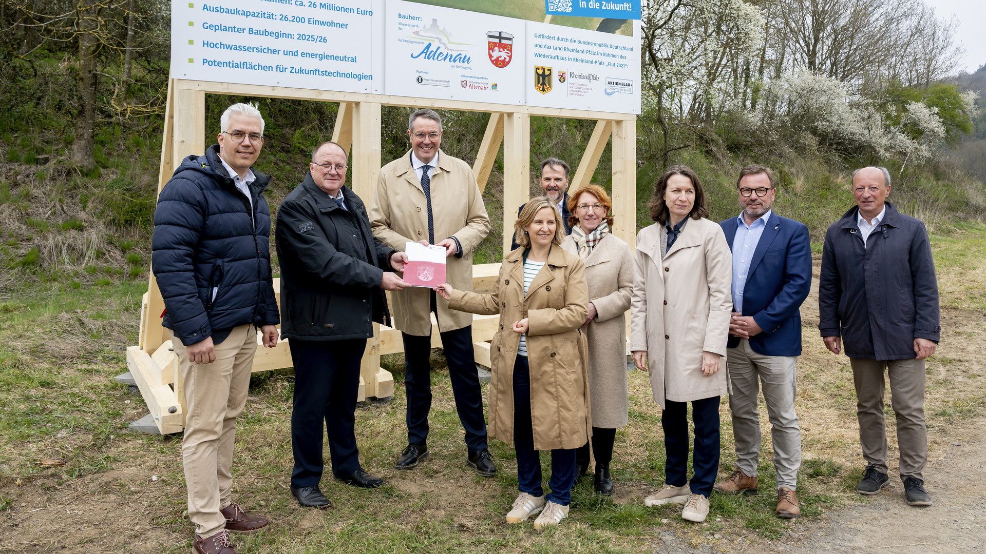 Übergabe Förderbescheid für die Kläranlage.