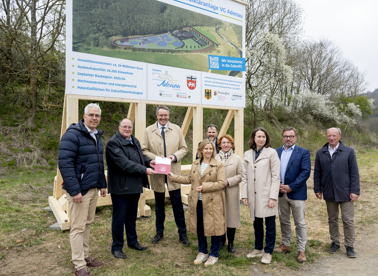 Übergabe Förderbescheid für die Kläranlage.