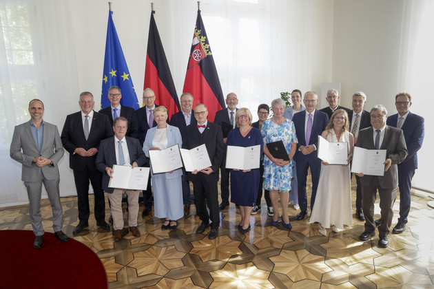 Ministerpräsident Gordon Schnieder würdigt 14 Persönlichkeiten für herausragendes Engagement im Berufsstand Ministerpräsident Gordon Schnieder würdigt 14 Persönlichkeiten für herausragendes Engagement im Berufsstand