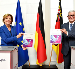 Ministerpräsidentin Malu Dreyer und Innenminister Roger Lewentz mit dem neuen Statusbericht Digitale Infrastrukturen