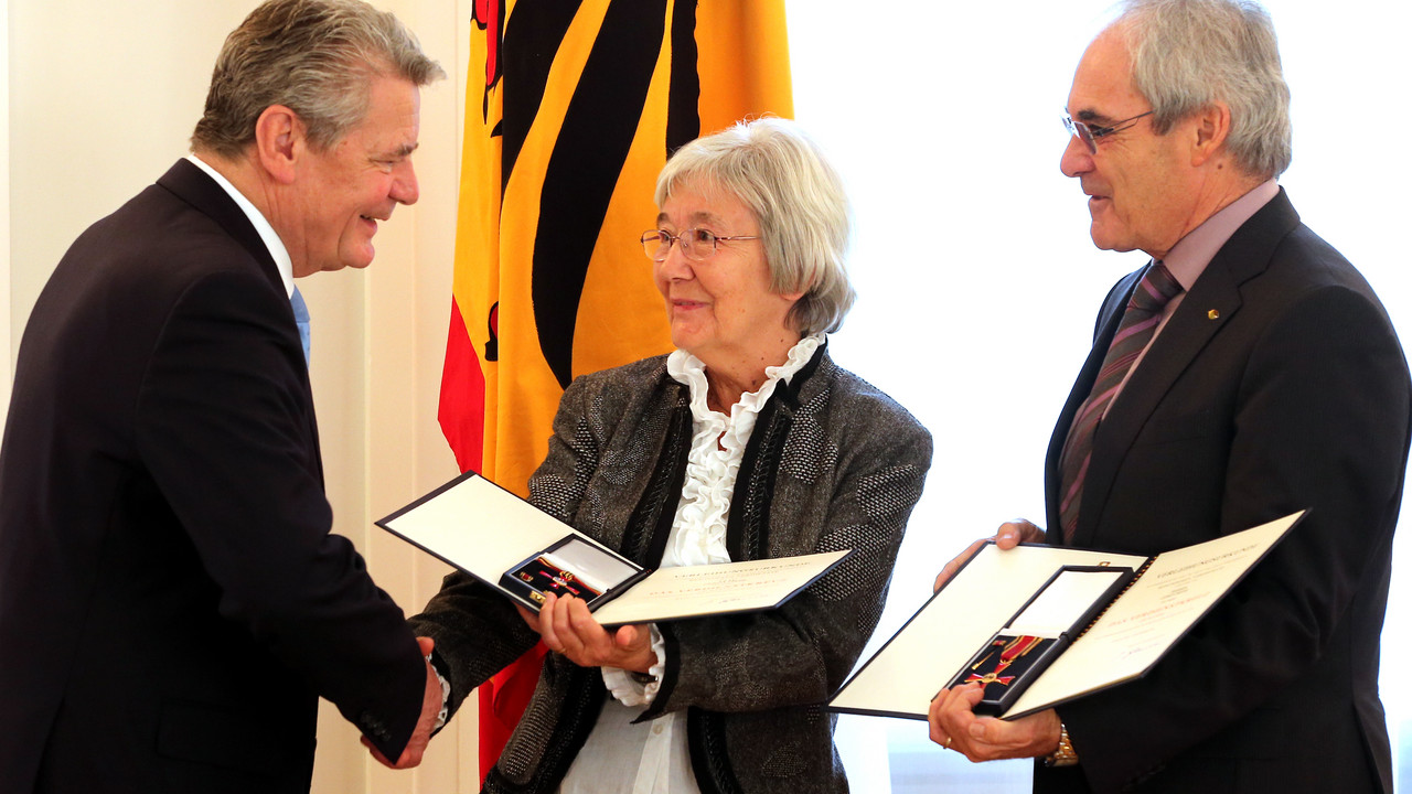 Bundespräsident Joachim Gauck verleiht Gerda und Gert Diehl den Bundesverdienstorden. Bild: dpa