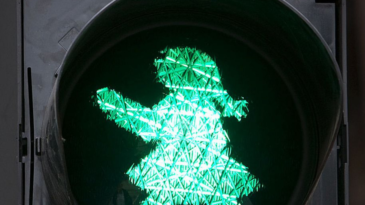 Ampel mit weiblicher Figur (Symbolbild); Bild: dpa