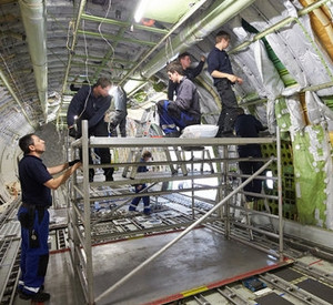 Mitarbeiter von Haitec Aircraft Maintenance am Flughafen Hahn; Bild: dpa