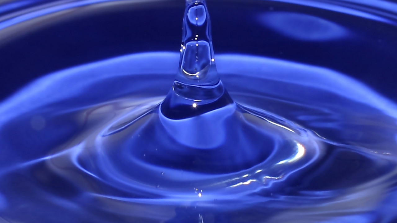 Tropfen trifft Wasser, Bild: Angelika Wolter; www.pixelio.de
