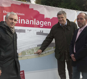 Die Pläne für das EhrenÂ­breitÂ­steiÂ­ner RheiÂ­nufer erklärÂ­ten (von links) Joachim Evers vom Bonner LandÂ­schaftsÂ­archiÂ­tekÂ­ten-Büro RMP, Buga-Chef HanÂ­speÂ­ter Faas und BauÂ­dezerÂ­nent Martin Prümm.