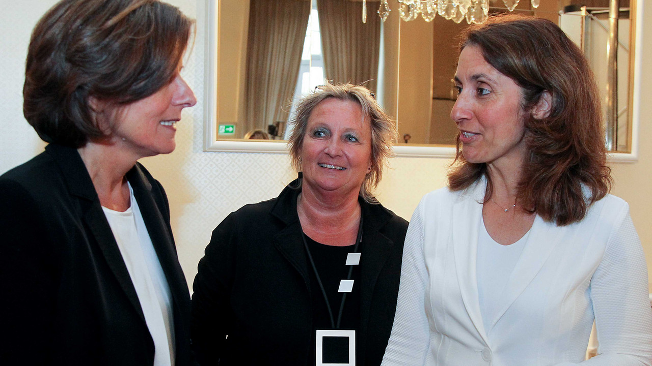 Ministerpräsidentin Malu Dreyer im Gespräch mit Integrationsministerin Irene Alt und der Staatsministerin Aydan Özoğuz, Beauftragte der Bundesregierung für Migration, Flüchtlinge und Integration; Bild: Saemmer