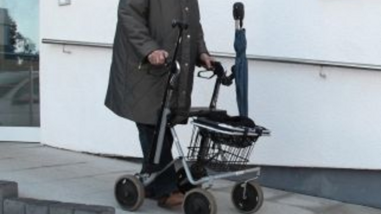 Alte Frau auf barrierefreiem Hausausgang; Bild: KfW-Bildarchiv
