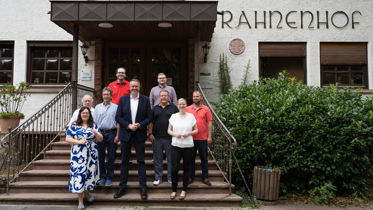 Ministerpräsident Alexander Schweitzer besucht das Naturfreundehaus „Rahnenhof“
