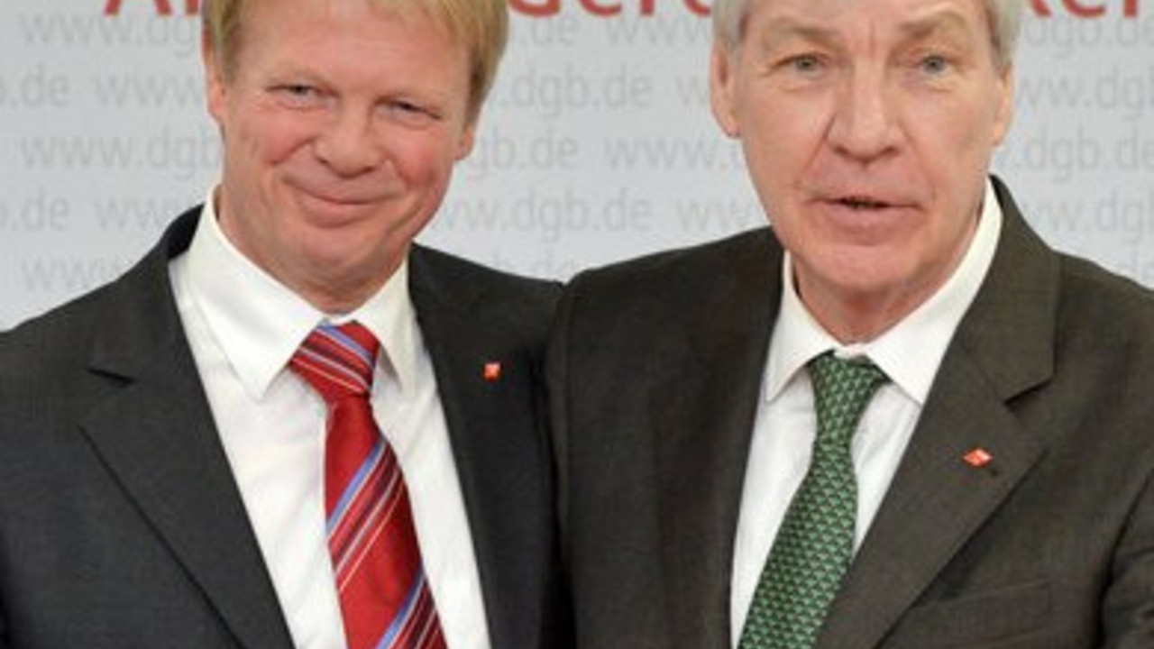 Der neue Vorsitzende des Deutschen Gewerkschaftsbundes Reiner Hoffmann und sein Vorgänger Michael Sommer; Foto: dpa