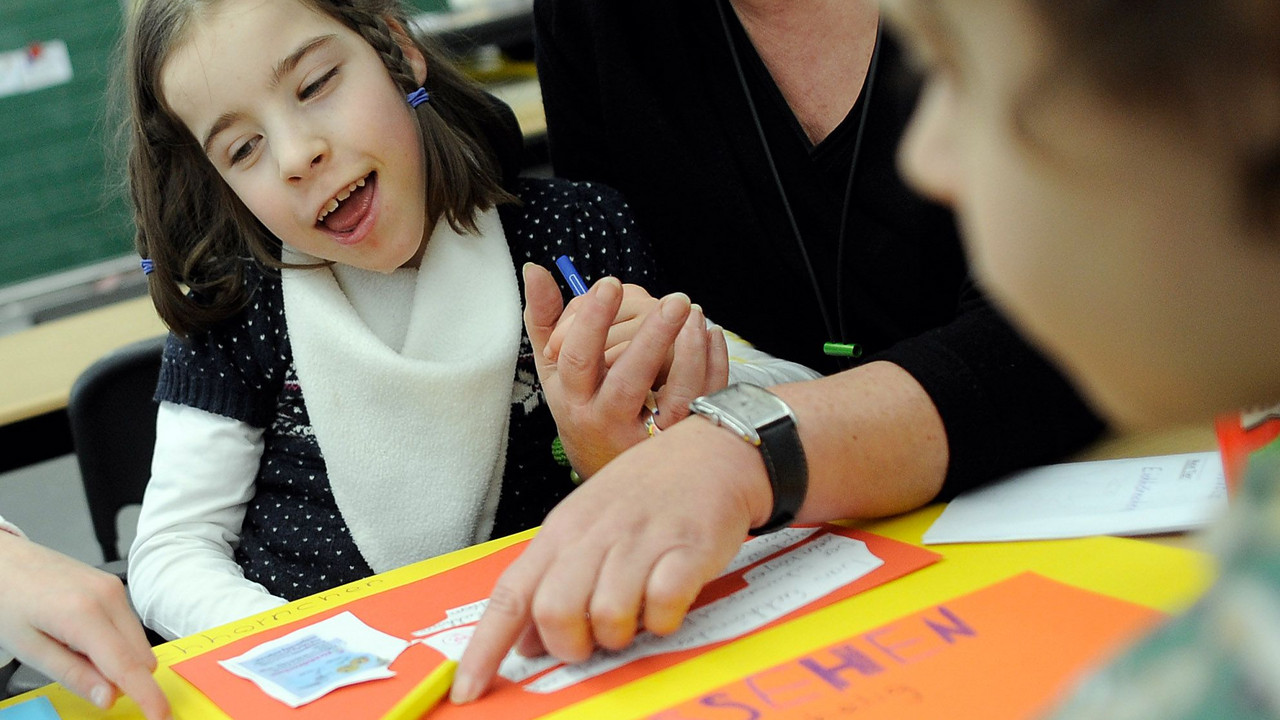 Die Qualifizierung für den inklusiven Unterricht wird für alle angehenden und für die bereits ausgebildeten Lehrerinnen und Lehrer festgelegt; Bild: dpa