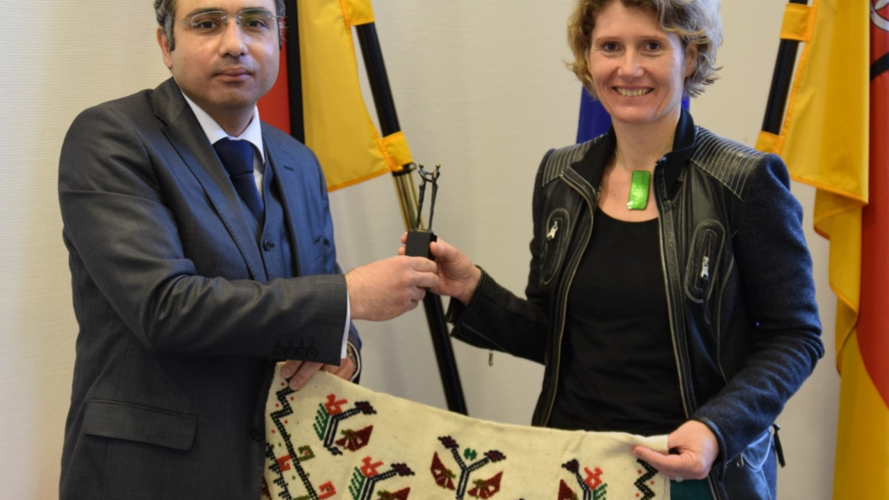 Beim Antrittsbesuch übergab Ministerin Lemke Generalkonsul Torun die Statue der Freundschaft und erhielt einen traditionellen Gebetsteppich; Bild: Wirtschaftsministerium