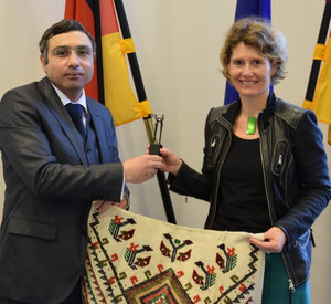 Beim Antrittsbesuch übergab Ministerin Lemke Generalkonsul Torun die Statue der Freundschaft und erhielt einen traditionellen Gebetsteppich; Bild: Wirtschaftsministerium