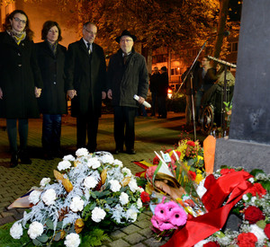 Ministerpräsidentin Malu Dreyer bei der Gedenkveranstaltung in Trier an der Stelle statt, wo früher die alte Synagoge stand; Bild: Harald Tittel / © Staatskanzlei