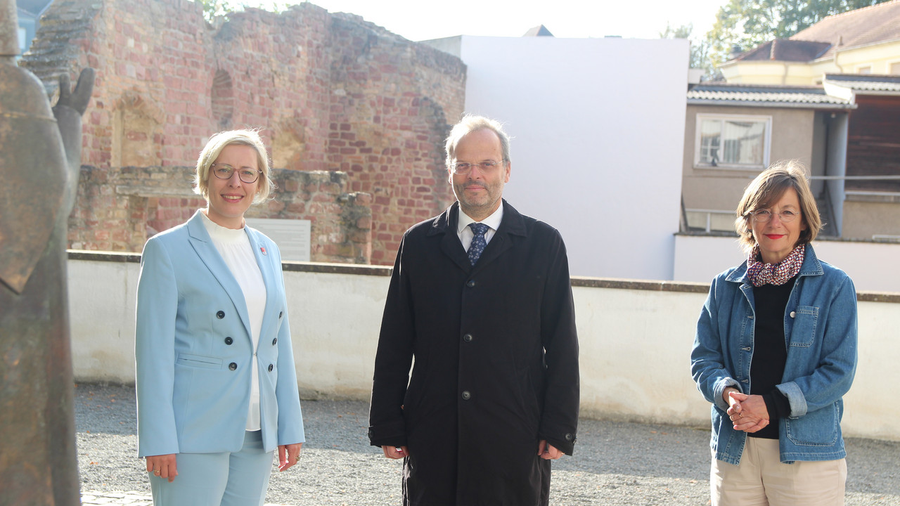 Gruppenbild: v.l.n.r. Oberbürgermeisterin von Speyer und Vorsitzenden des SchUM-Städte e.V., Stefanie Seiler, der Beauftragte der Bundesregierung für jüdisches Leben in Deutschland und den Kampf gegen Antisemitismus, Dr. Felix Klein und Monika Fuhr, Beauftragte der Ministerpräsidentin für jüdisches Leben und Antisemitismusfragen.