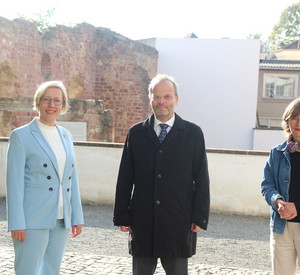 Gruppenbild: v.l.n.r. Oberbürgermeisterin von Speyer und Vorsitzenden des SchUM-Städte e.V., Stefanie Seiler, der Beauftragte der Bundesregierung für jüdisches Leben in Deutschland und den Kampf gegen Antisemitismus, Dr. Felix Klein und Monika Fuhr, Beauftragte der Ministerpräsidentin für jüdisches Leben und Antisemitismusfragen.