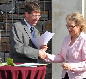 Universitätspräsident Prof. Dr. Michael Jäckel und Dagmar Barzen, Präsidentin der Aufsichts- und Dienstleistungsdirektion; Bild: Universität Trier