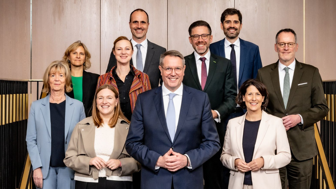 Foto vom Ministerrat mit Ministerpräsident Alexander Schweitzer, Familienministerin Katharina Binz, Wirtschaftsministerin Daniela Schmitt, Finanzministerin Doris Ahnen, Innenminister Michael Ebling, Klimaschutzministerin Kathrin Eder, Arbeitsministerin Dörte Schall, Gesundheitsminister Clemens Hoch, Justizminister Phillip Fernis und Bildungsminister Sven Teuber.
