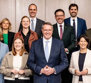 Foto vom Ministerrat mit Ministerpräsident Alexander Schweitzer, Familienministerin Katharina Binz, Wirtschaftsministerin Daniela Schmitt, Finanzministerin Doris Ahnen, Innenminister Michael Ebling, Klimaschutzministerin Kathrin Eder, Arbeitsministerin Dörte Schall, Gesundheitsminister Clemens Hoch, Justizminister Phillip Fernis und Bildungsminister Sven Teuber.