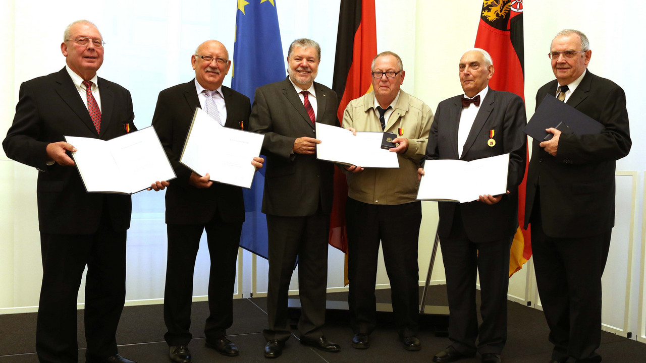 Ministerpräsident Kurt Beck mit den neuen Trägern der Landesverdienstmedaille; Bild: Sell / © Staatskanzlei