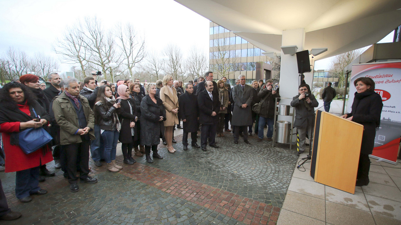 Ministerpräsidentin Malu Dreyer spricht bei der Mahnwache; Bild: von Erichsen / © Staatskanzlei