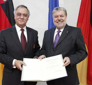 Minsterpräsident Beck bei der Überreichung des Verdienstordens an Karl Peter Bruch; Bild: Melanie Bauer / © Staatskanzlei