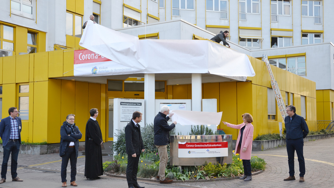 Ministerpräsidentin Malu Dreyer bei der Enthüllung des neuen Namenszuges des Corona-Gemeinschaftskrankenhauses.