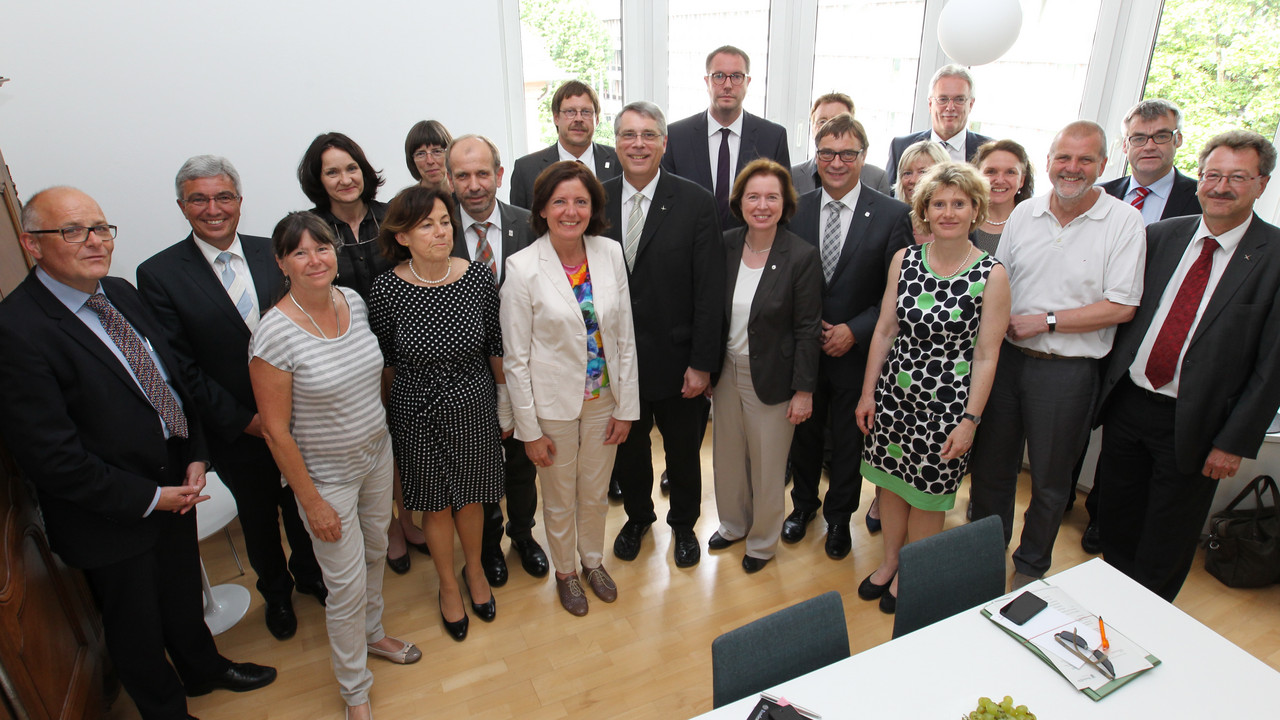 Gruppenfoto des Ministerrates mit Beaufteragten der Evangelischen Kirche; Bild: Sämmer / © Staatskanzlei rlp